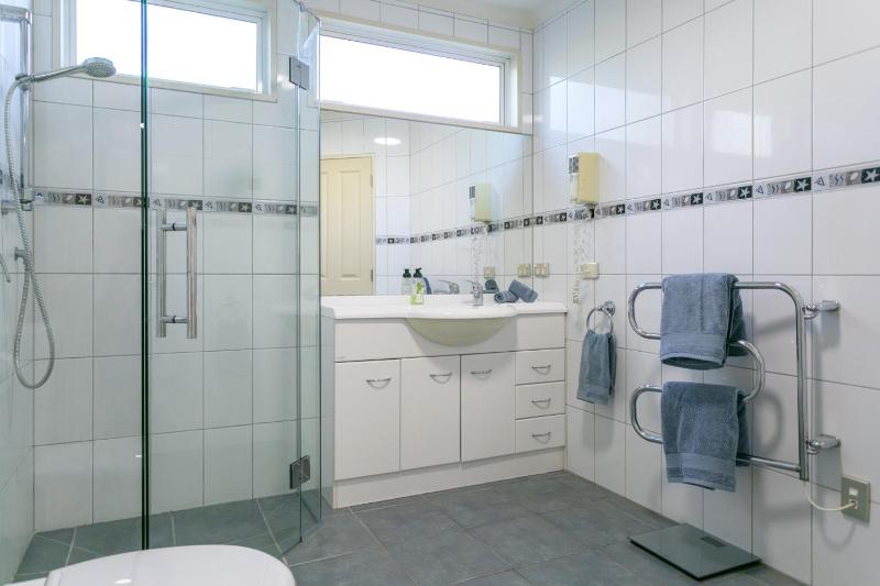 Stunning 3BR Home With Spa Bath Mountain and Lake Views - image 15