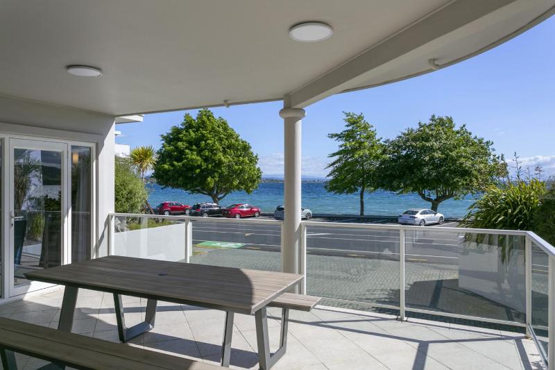 Stunning 3BR Home With Spa Bath Mountain and Lake Views - image 6