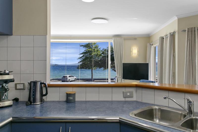 Stunning 3BR Home With Spa Bath Mountain and Lake Views - image 11