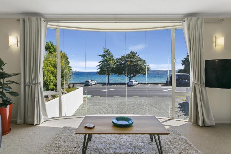Stunning 3BR Home With Spa Bath Mountain and Lake Views - image 20