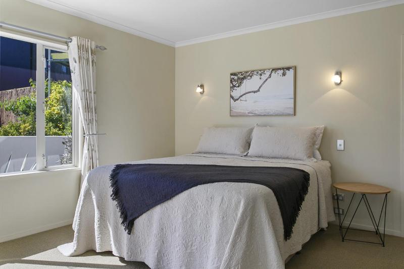 Stunning 3BR Home With Spa Bath Mountain and Lake Views - image 14