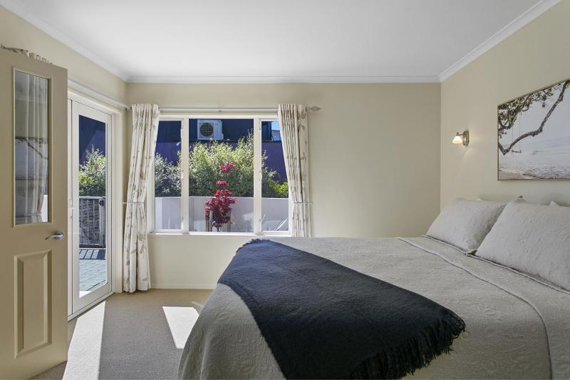 Stunning 3BR Home With Spa Bath Mountain and Lake Views - image 23