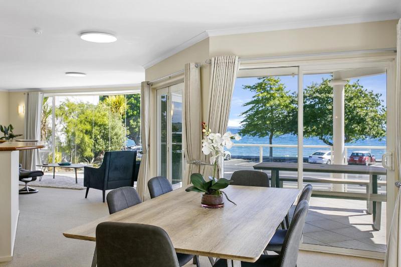 Stunning 3BR Home With Spa Bath Mountain and Lake Views - image 22