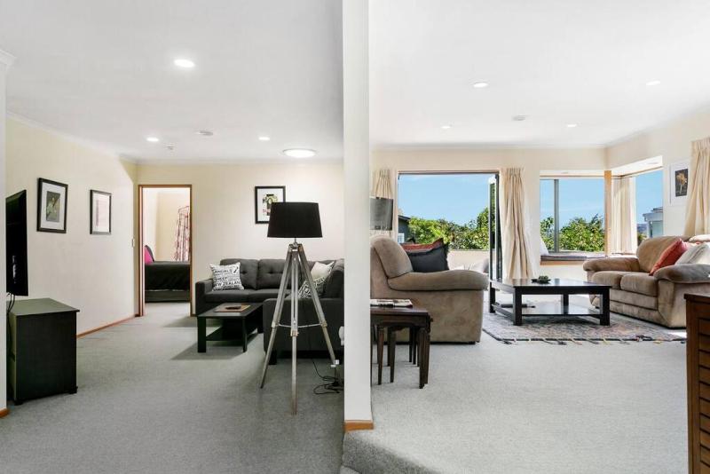 Tuis Place Spacious 3BR Retreat Near Town Centre - image 11