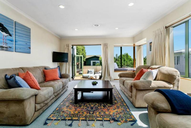 Tuis Place Spacious 3BR Retreat Near Town Centre - image 22