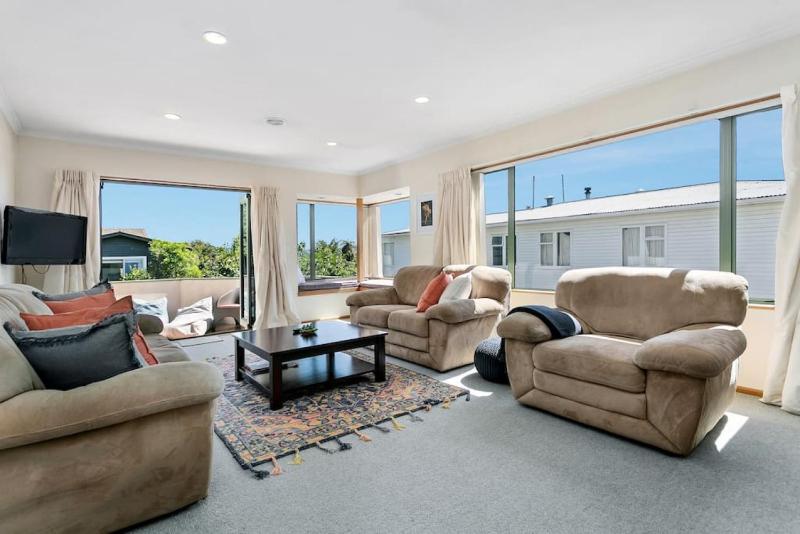 Tuis Place Spacious 3BR Retreat Near Town Centre - image 5