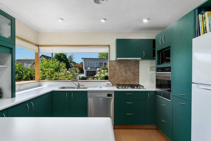 Tuis Place Spacious 3BR Retreat Near Town Centre - image 8