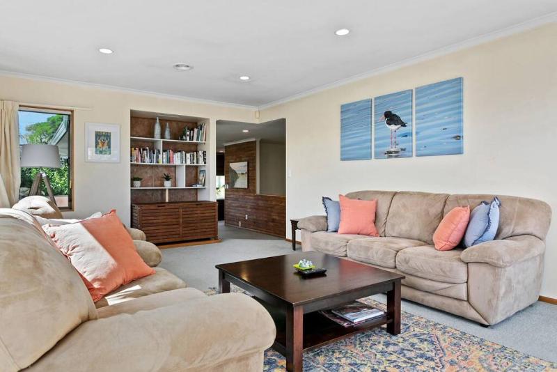 Tuis Place Spacious 3BR Retreat Near Town Centre - image 12