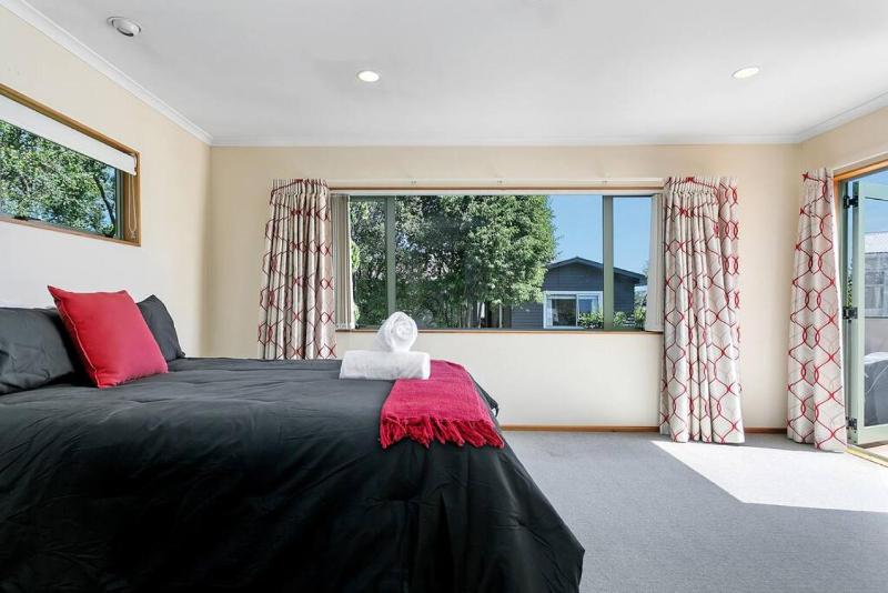 Tuis Place Spacious 3BR Retreat Near Town Centre - image 4