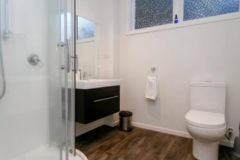 Taupo Getaway Private 2BR Apartment With Courtyard - image 4