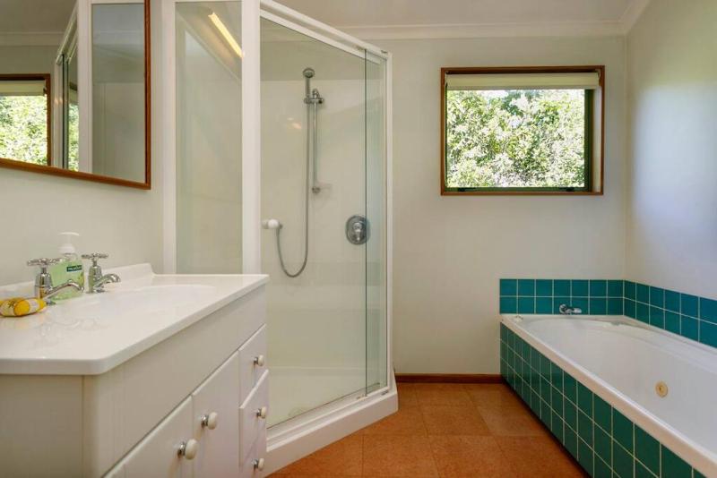 Tuis Place Spacious 3BR Retreat Near Town Centre - image 6