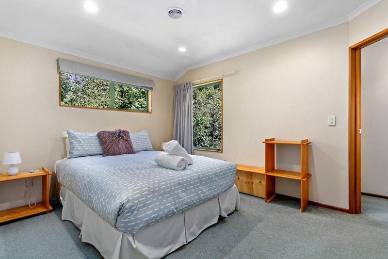 Tuis Place Spacious 3BR Retreat Near Town Centre - image 15