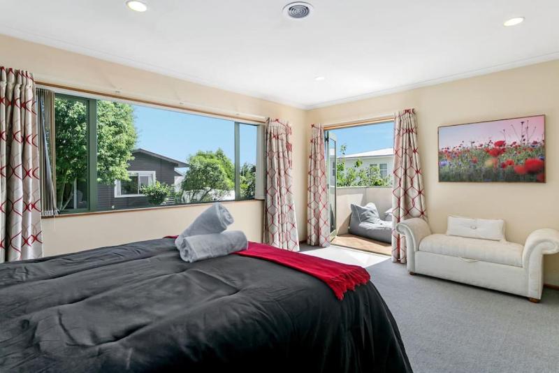 Tuis Place Spacious 3BR Retreat Near Town Centre - image 7