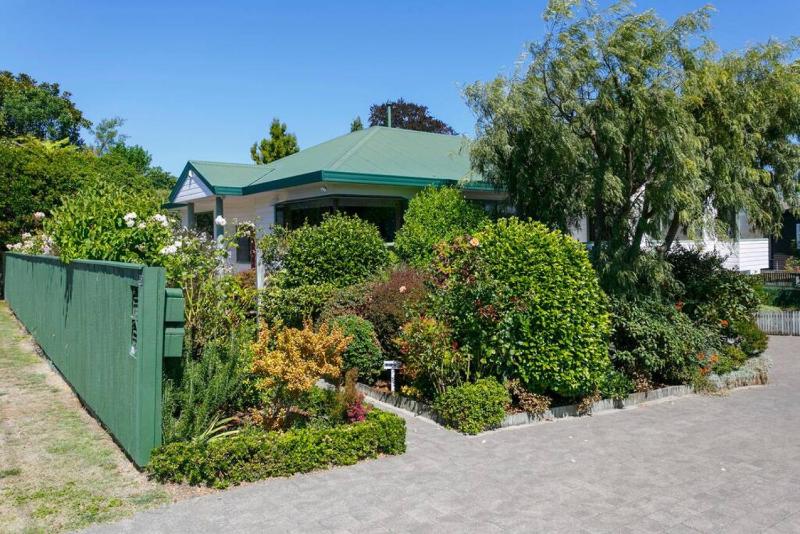 Tuis Place Spacious 3BR Retreat Near Town Centre - image 14