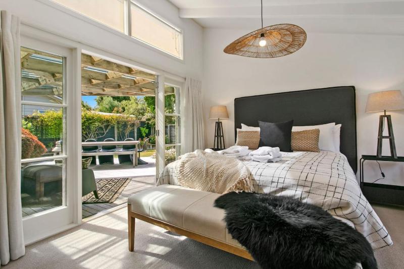 Huia Haven Rustic Garden Retreat With King Suite - image 19