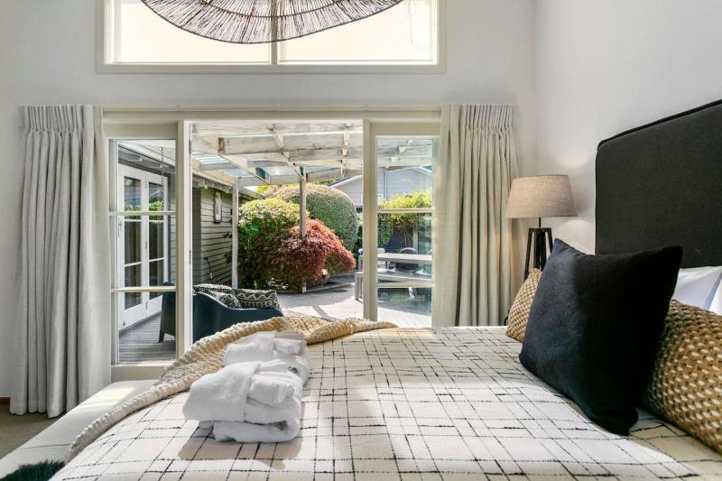 Huia Haven Rustic Garden Retreat With King Suite - image 8