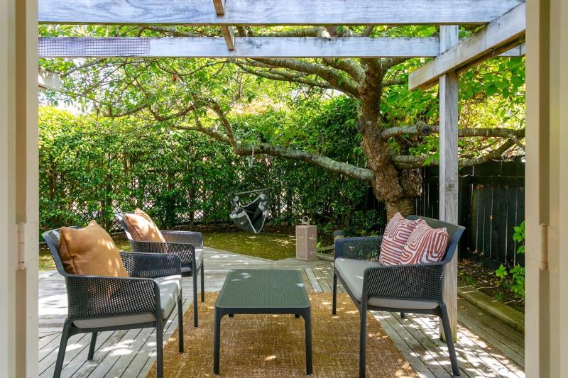 Huia Haven Rustic Garden Retreat With King Suite - image 43