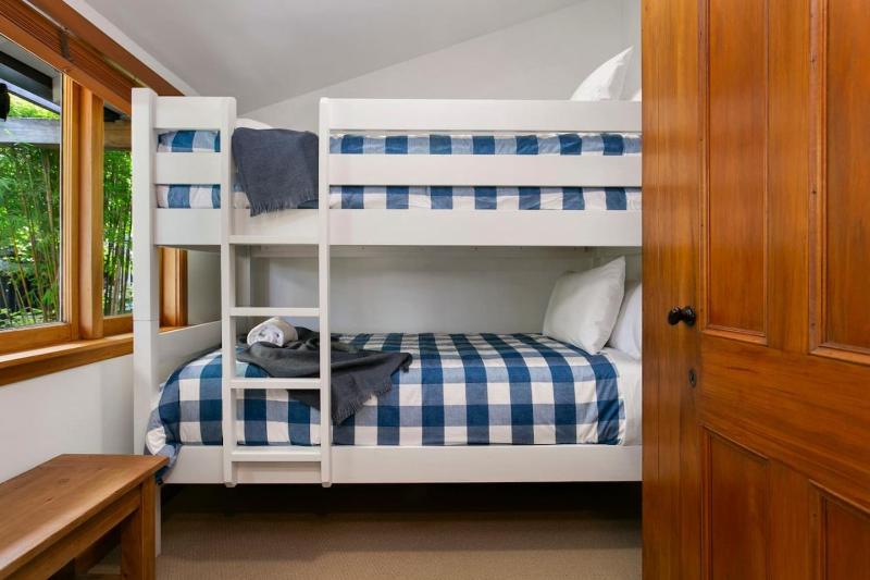Huia Haven Rustic Garden Retreat With King Suite - image 15