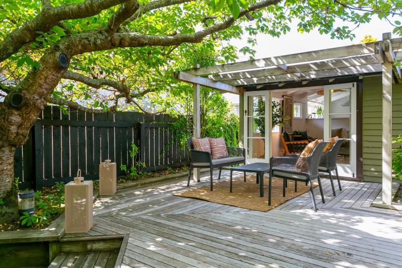 Huia Haven Rustic Garden Retreat With King Suite - image 29