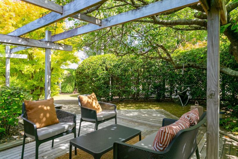 Huia Haven Rustic Garden Retreat With King Suite - image 41