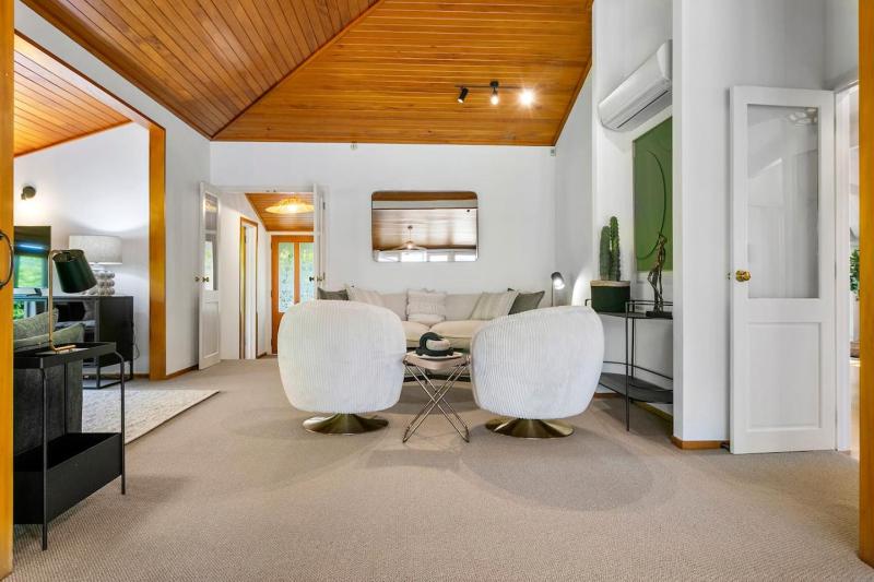 Huia Haven Rustic Garden Retreat With King Suite - image 2