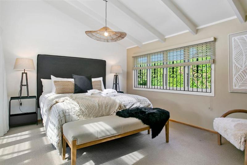 Huia Haven Rustic Garden Retreat With King Suite - image 5
