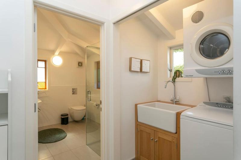 Huia Haven Rustic Garden Retreat With King Suite - image 36
