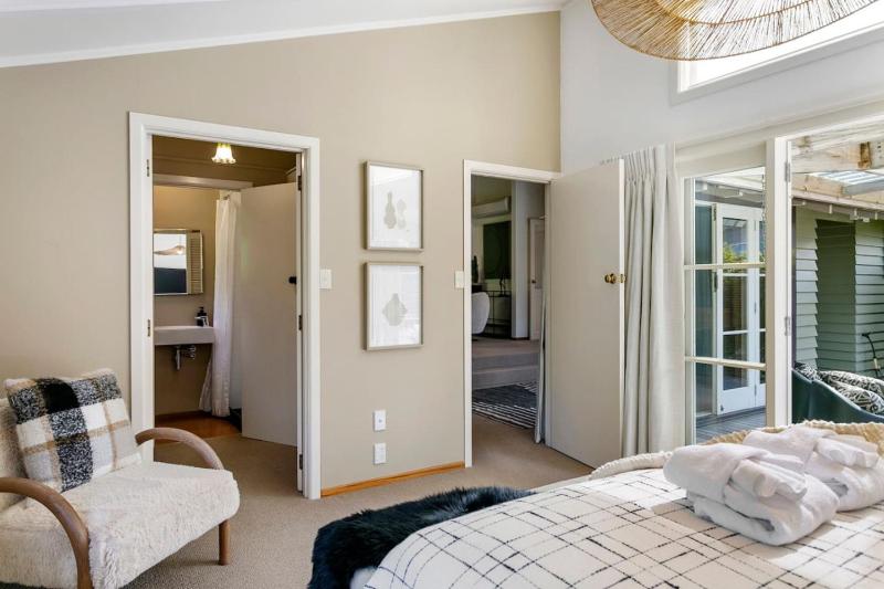 Huia Haven Rustic Garden Retreat With King Suite - image 4