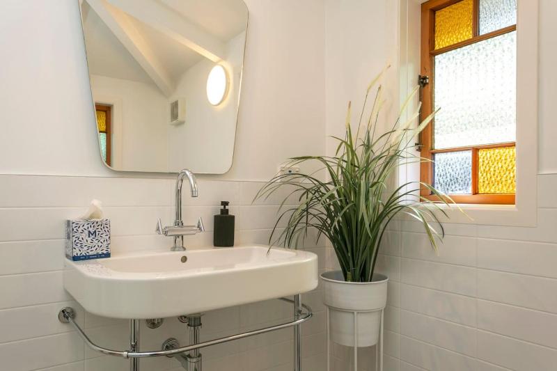 Huia Haven Rustic Garden Retreat With King Suite - image 13