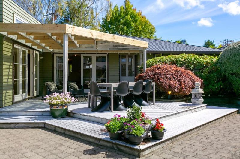 Huia Haven Rustic Garden Retreat With King Suite - image 17