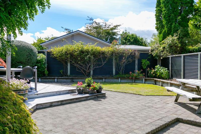 Huia Haven Rustic Garden Retreat With King Suite - image 18