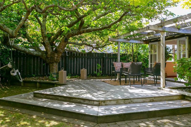Huia Haven Rustic Garden Retreat With King Suite - image 7