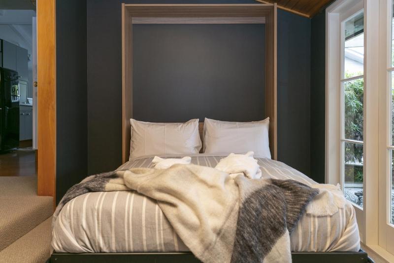 Huia Haven Rustic Garden Retreat With King Suite - image 26