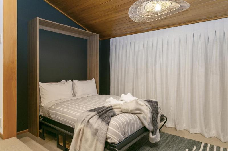 Huia Haven Rustic Garden Retreat With King Suite - image 45