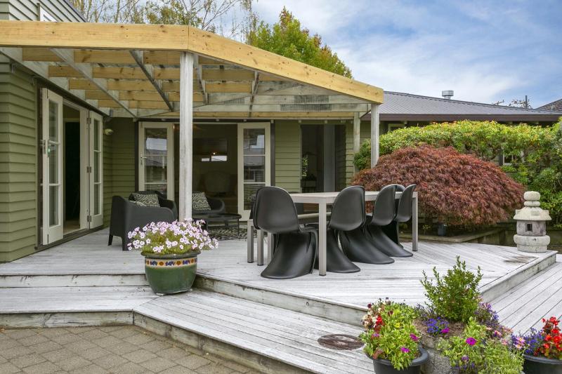 Huia Haven Rustic Garden Retreat With King Suite - image 21