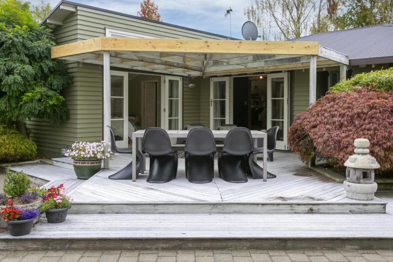 Huia Haven Rustic Garden Retreat With King Suite - image 12