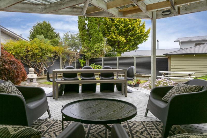 Huia Haven Rustic Garden Retreat With King Suite - image 3