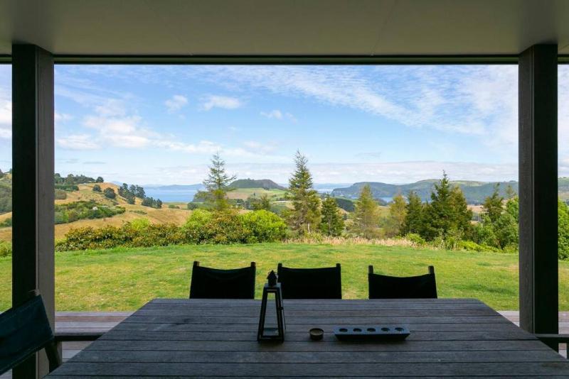 Peaceful Luxury Retreat with Lake Views and Spa Pool - image 12