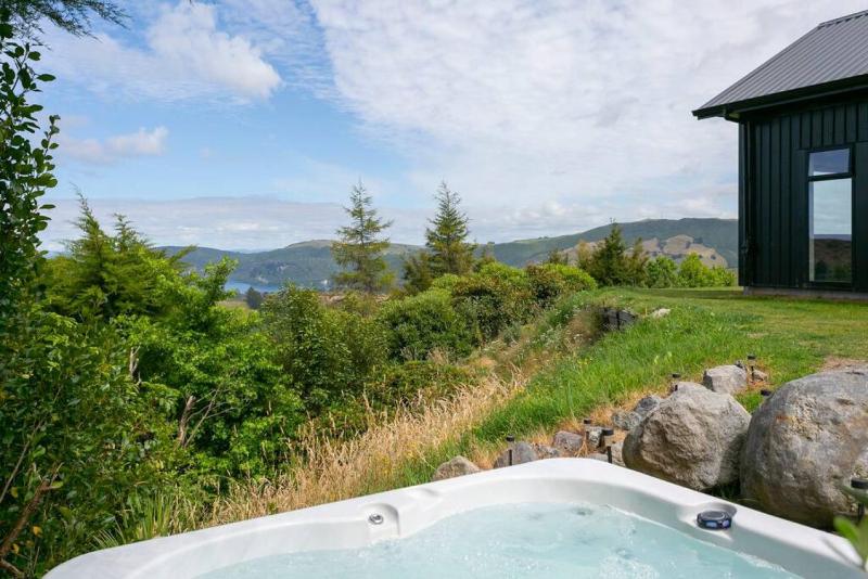 Peaceful Luxury Retreat with Lake Views and Spa Pool - image 2
