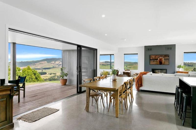 Peaceful Luxury Retreat with Lake Views and Spa Pool - image 4
