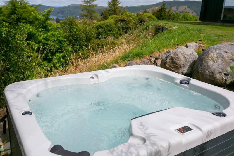 Peaceful Luxury Retreat with Lake Views and Spa Pool - image 27