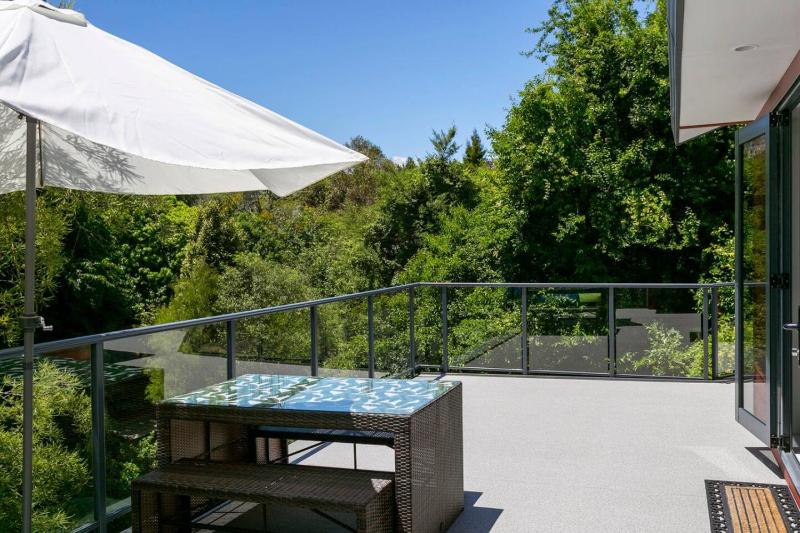 Treetop Living Peaceful 4BR With Scenic Bush Views - image 4