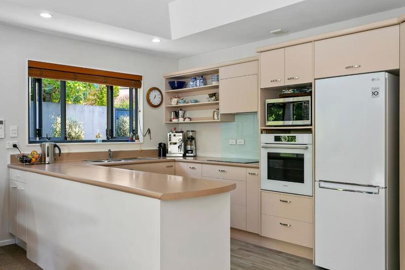 Treetop Living Peaceful 4BR With Scenic Bush Views - image 21