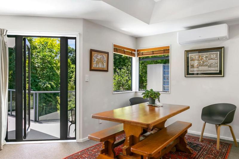 Treetop Living Peaceful 4BR With Scenic Bush Views - image 12