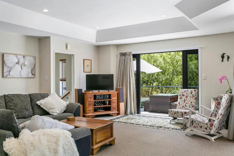 Treetop Living Peaceful 4BR With Scenic Bush Views - image 7