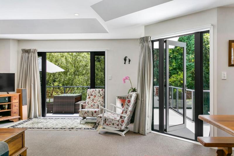 Treetop Living Peaceful 4BR With Scenic Bush Views - image 2