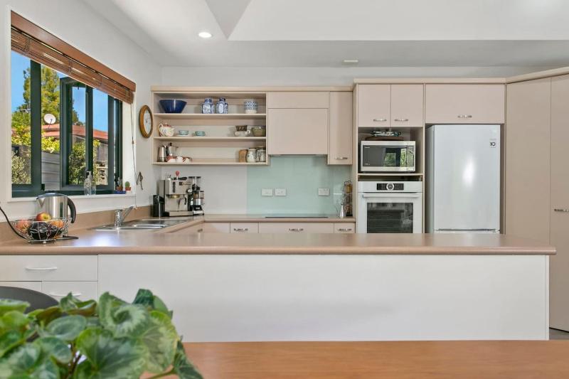 Treetop Living Peaceful 4BR With Scenic Bush Views - image 19