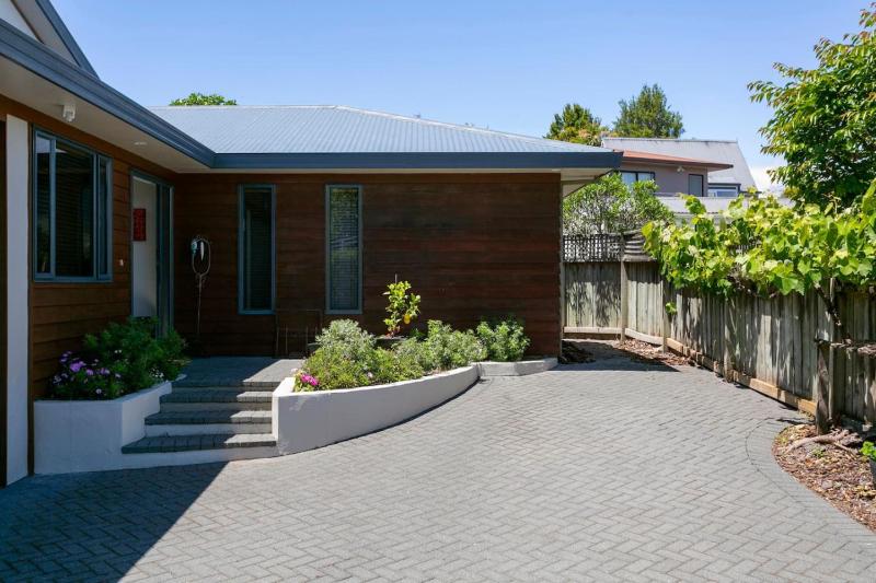 Treetop Living Peaceful 4BR With Scenic Bush Views - image 20