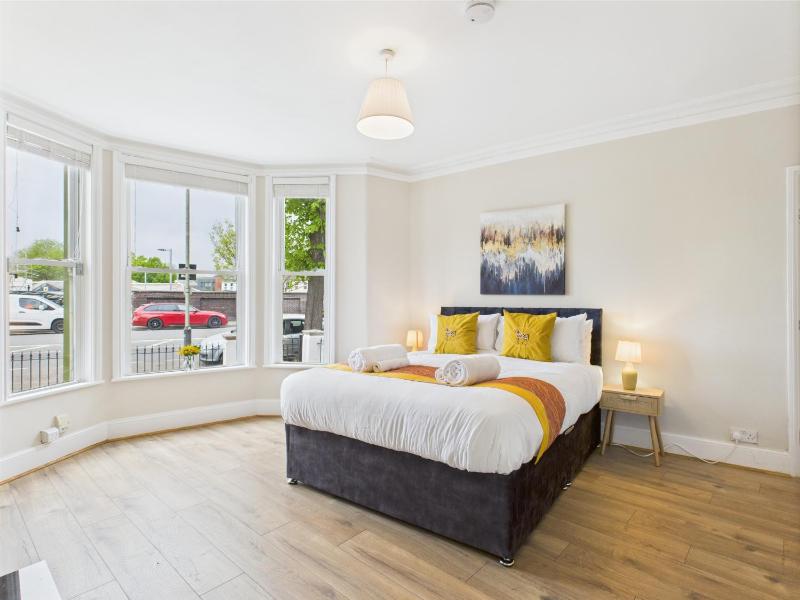 Queens Road by Signature Stays - Modern - Central - image 3