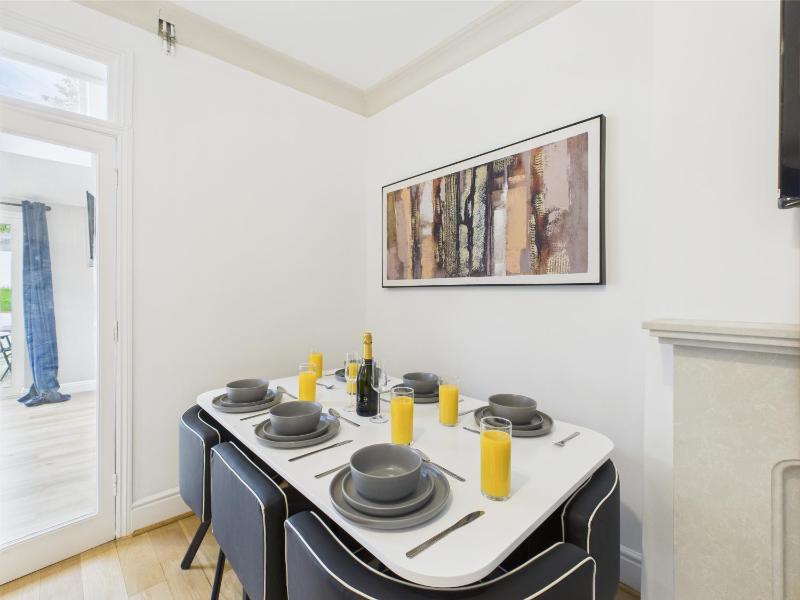 Queens Road by Signature Stays - Modern - Central - image 8